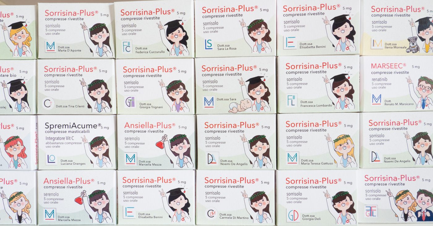 Bomboniera di laurea personalizzata in cartoncino porta confetti per Medicina psicologia infermieristica