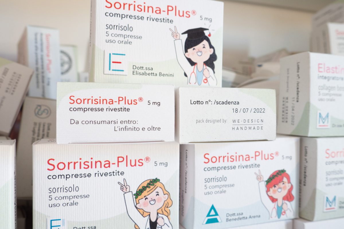 Bomboniera di laurea personalizzata in cartoncino porta confetti per Medicina psicologia infermieristica