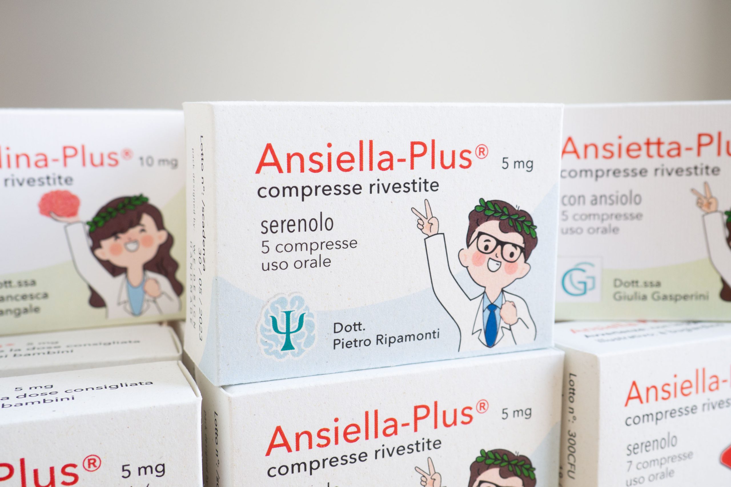 Bomboniera di laurea personalizzata in cartoncino porta confetti per Medicina psicologia infermieristica