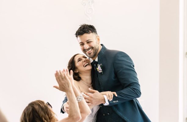 Francesco e Chiara festeggiano con amici e parenti dopo aver inviato gli inviti digitali di matrimonio.